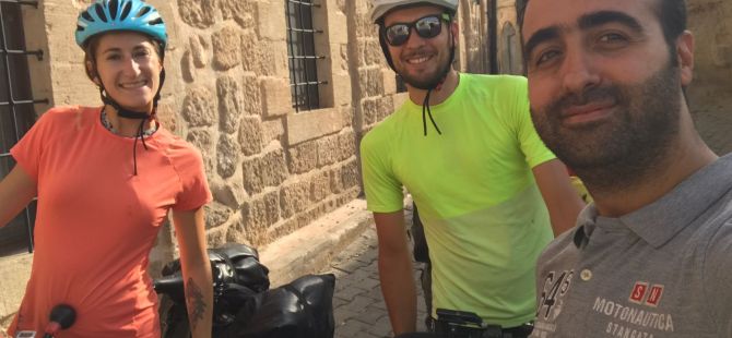 Fransız iki doktor, bisikletle Midyat'ı gezdi