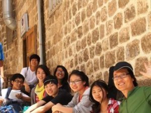 Kurban Bayramı dolayısıyla Midyat'a gelen ilk turist kafilesi, ilçede çiçeklerle karşılandı.