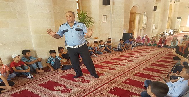 Midyat ilçesinde açılan yaz Kur'an kurslarına devam eden öğrencilere trafik eğitimi verildi.