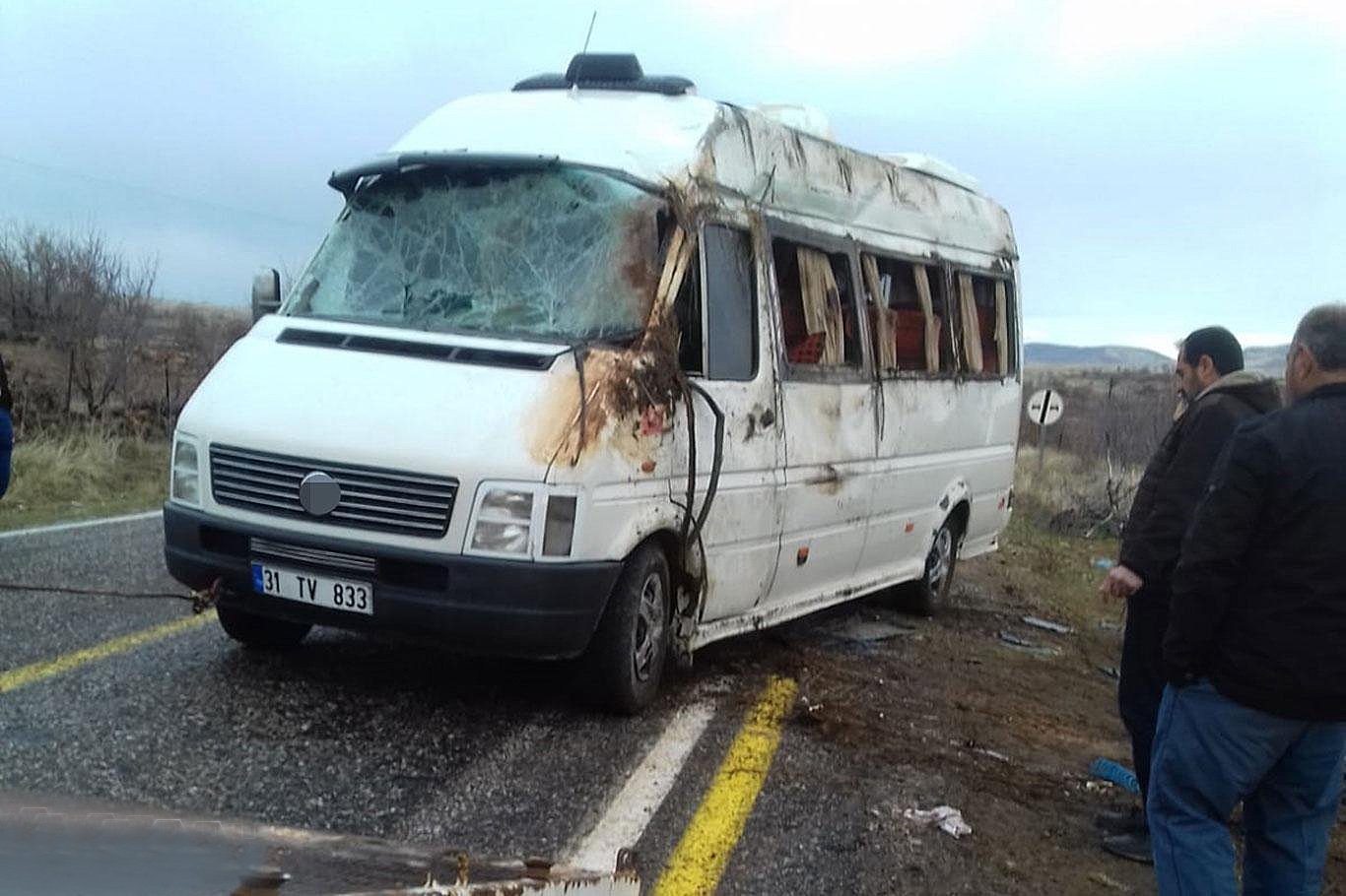 Taziyeye giden minibüs devrildi: 9 yaralı