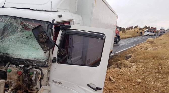 Mardin'de hafif ticari araç ve kamyon çarpıştı: 1 ölü, 2 yaralı