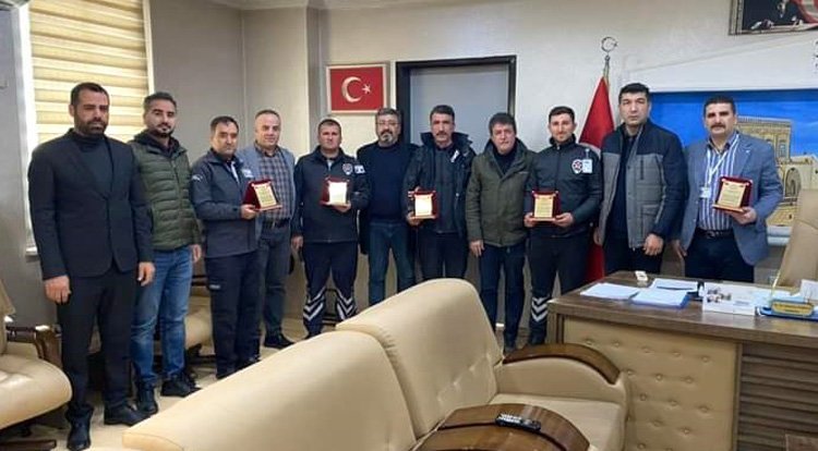 Başhekim Tarafından Güvenlik Personellerine  Plaket Takdim Edildi.