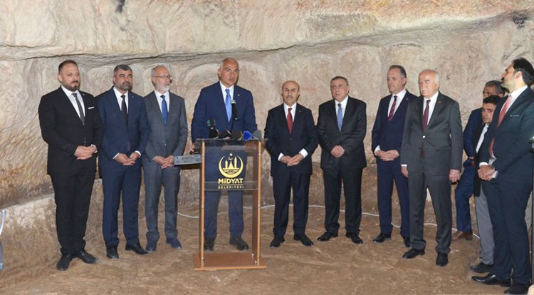 Kültür ve Turizm Bakanı Ersoy, Midyat'taki yer altı şehrinde incelemelerde bulundu: