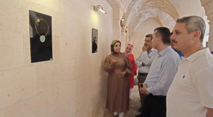 Mardin'in Midyat ilçesinde takı sergisi açıldı.
