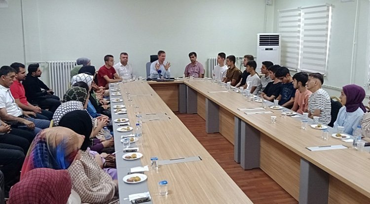 Altay, YKS tercihleri öncesi üniversite adayı öğrencilerle bir araya geldi