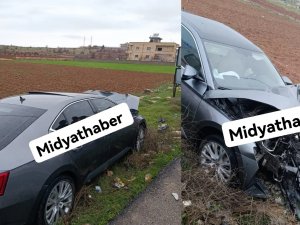Midyat'ta otomobil direğe çarptı: 4 yaralı