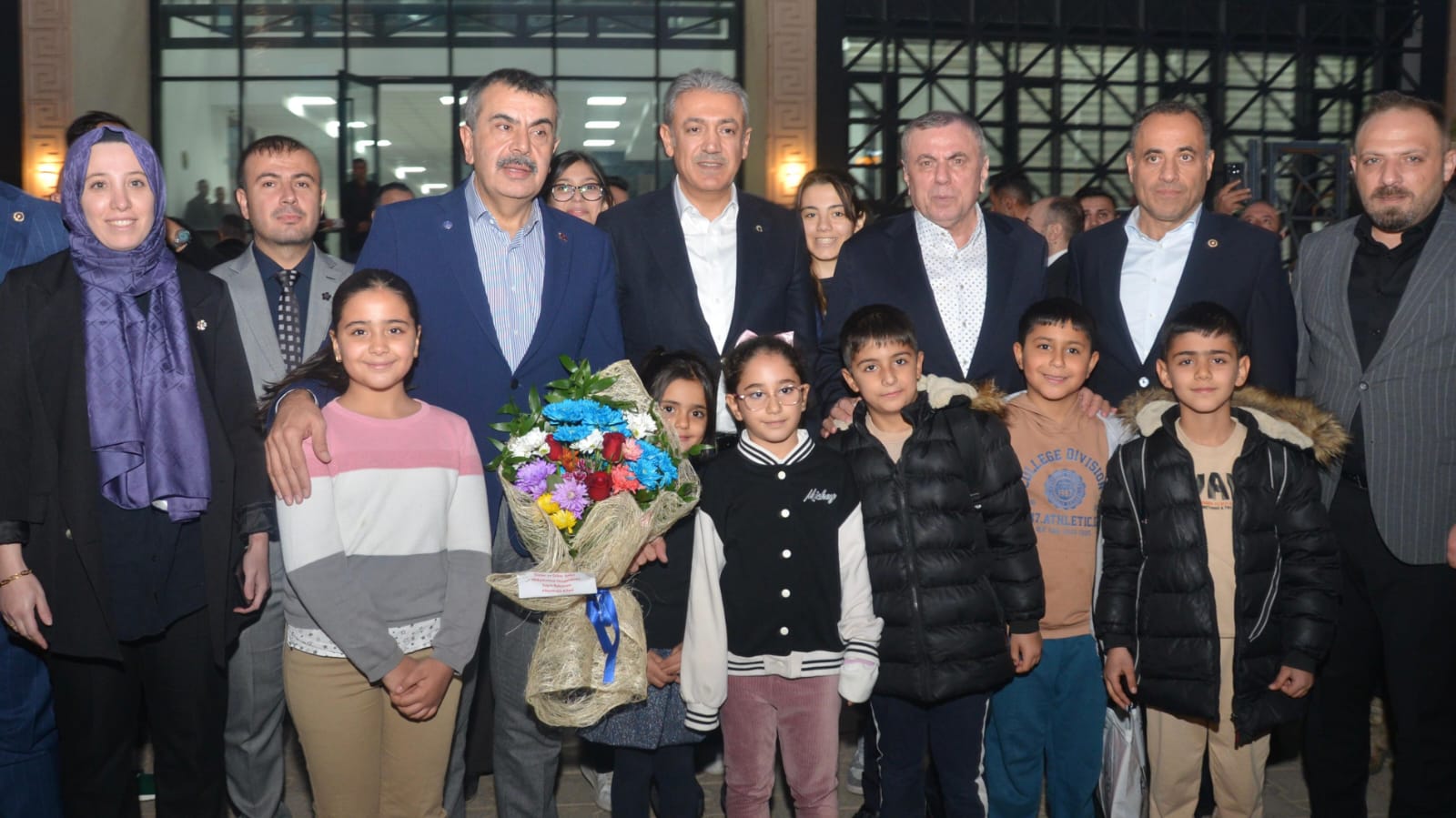 Bakan Yusuf Tekin Midyat Altunkaya İlçe Halk Kütüphanesini Ziyaret Etti.