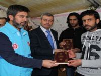 Suriyeli Sığınmacılara Kur'an-ı Kerim Hediye Edildi