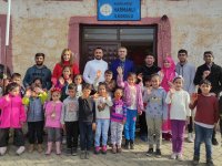 Midyat’ta Gönüllü öğretmen ve öğrenciler, köy köy gezip masal anlatıyor