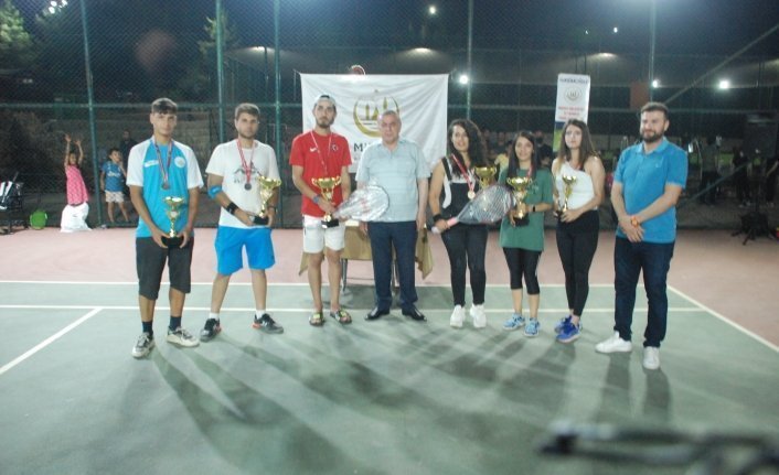 15_temmuz_demokrasi_ve_milli_birlik_tenis_turnuvasi_sona_erdi_h4288_51f4b.jpg 15_temmuz_demokrasi_ve_milli_birlik_tenis_turnuvasi_sona_erdi_h4288_51f4b.jpg