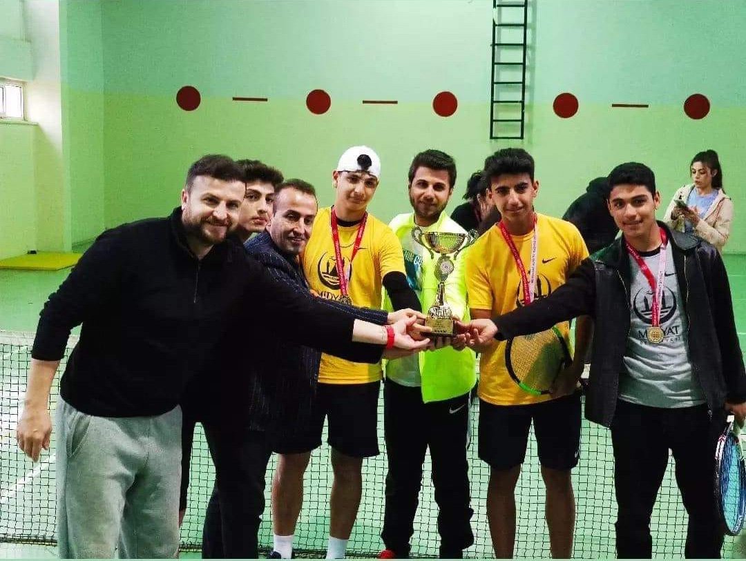 midyat-belediyesi-tenis-takimi-sampiyonluk-serisini-devam-ettirdi-4.jpg